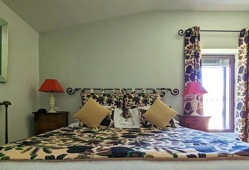 חדר סופריור לשלושה, Le Clos Du Buis