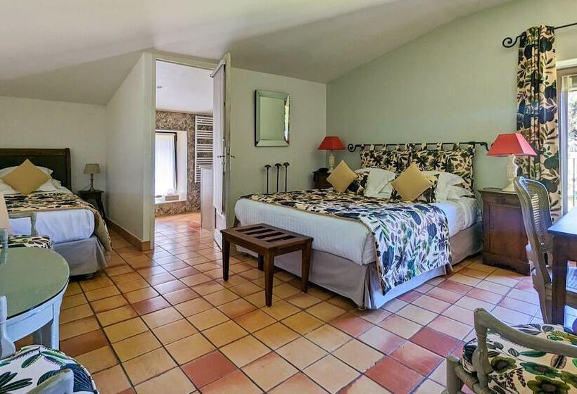 חדר סופריור לשלושה, Le Clos Du Buis