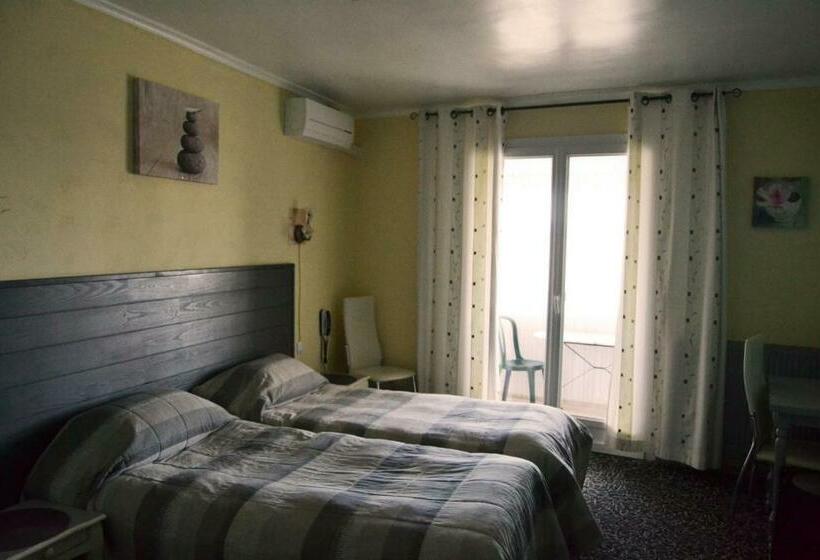 带阳台的三人标准间, Hôtel Le Dauphin Bleu