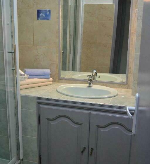 带阳台的三人标准间, Hôtel Le Dauphin Bleu