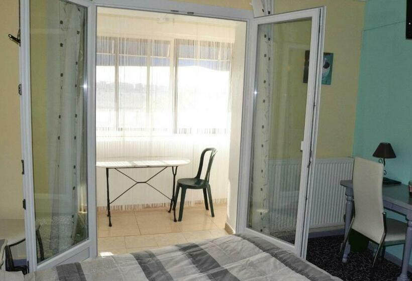 带阳台的三人标准间, Hôtel Le Dauphin Bleu