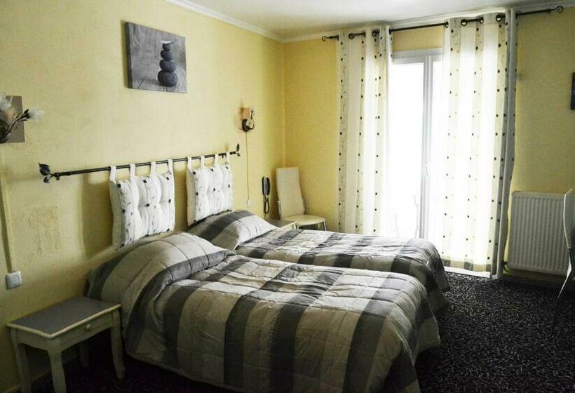 带阳台的三人标准间, Hôtel Le Dauphin Bleu