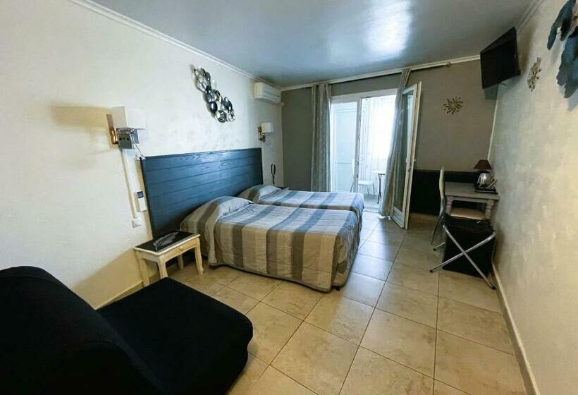 带阳台的三人标准间, Hôtel Le Dauphin Bleu