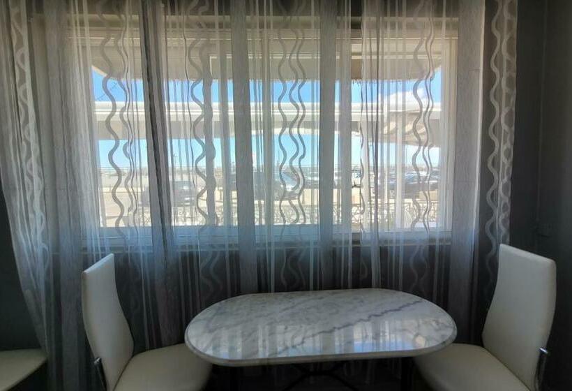 Трехместный Номер Стандарт с Балконом, Hôtel Le Dauphin Bleu
