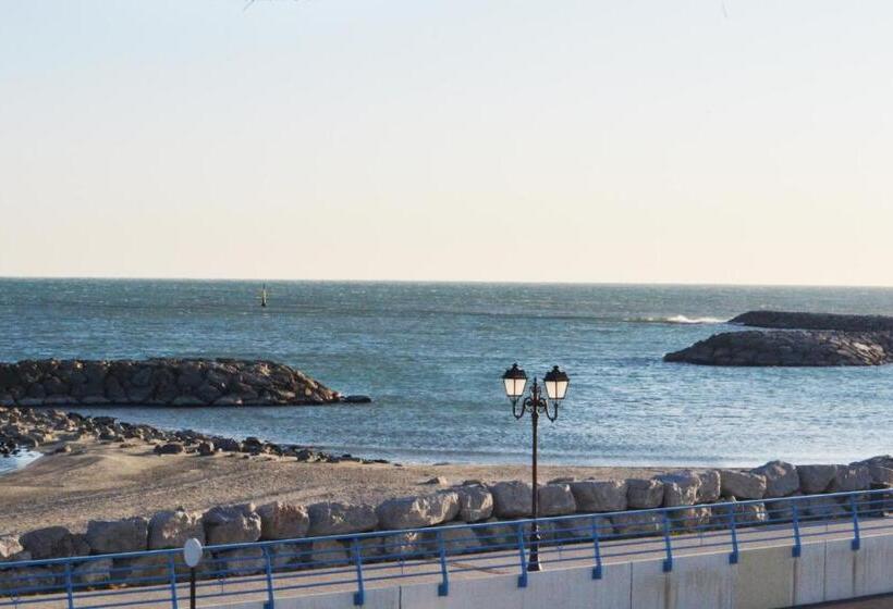 Triple Room Sea View, Hôtel Le Dauphin Bleu