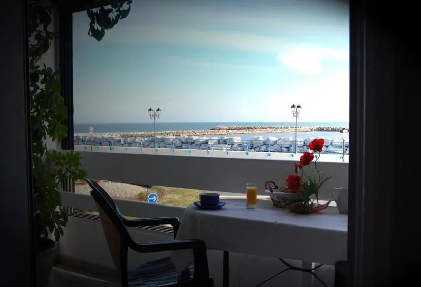 オーシャンビュースタンダードルームバルコニー付き, Hôtel Le Dauphin Bleu