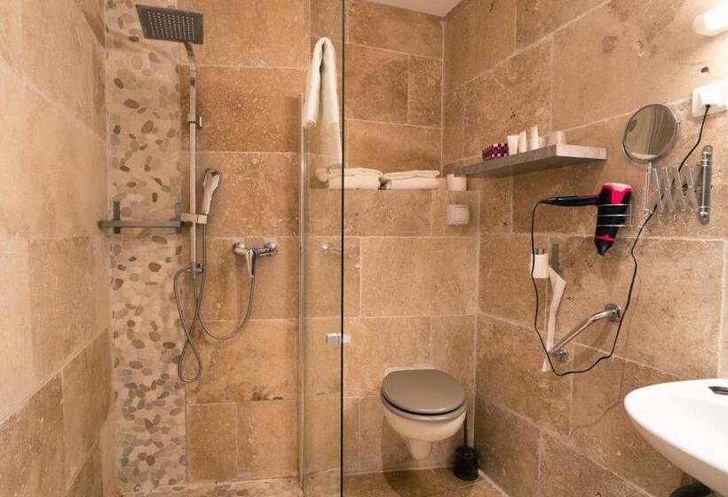 חדר סופריור לשלושה, Le President Gare Nimes Pont Du Gard