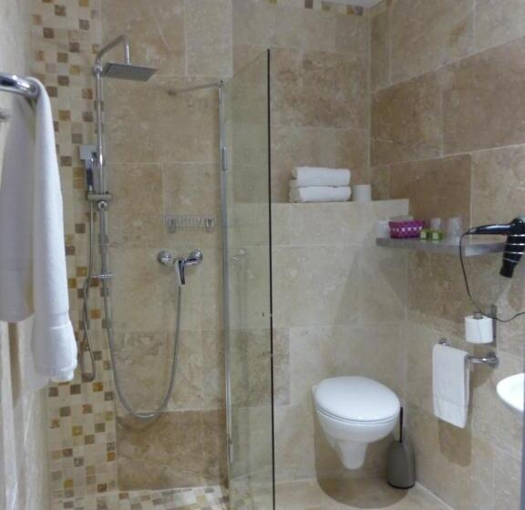 חדר סופריור לשלושה, Le President Gare Nimes Pont Du Gard