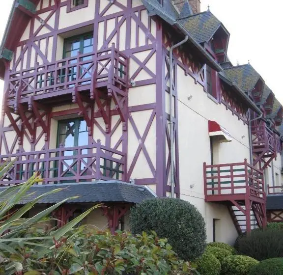 Standard Triple Room with Terrace, Manoir Du Cunningham