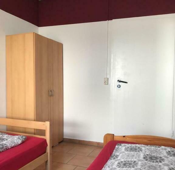 标准单人间, M&r Hostel