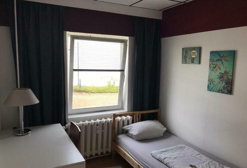 标准单人间, M&r Hostel