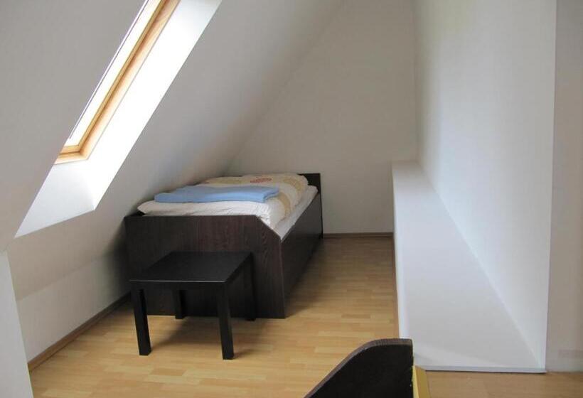 Семейный Номер, Am Bahnhof