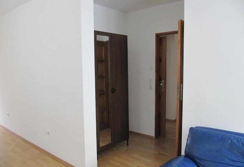 Семейный Номер, Am Bahnhof