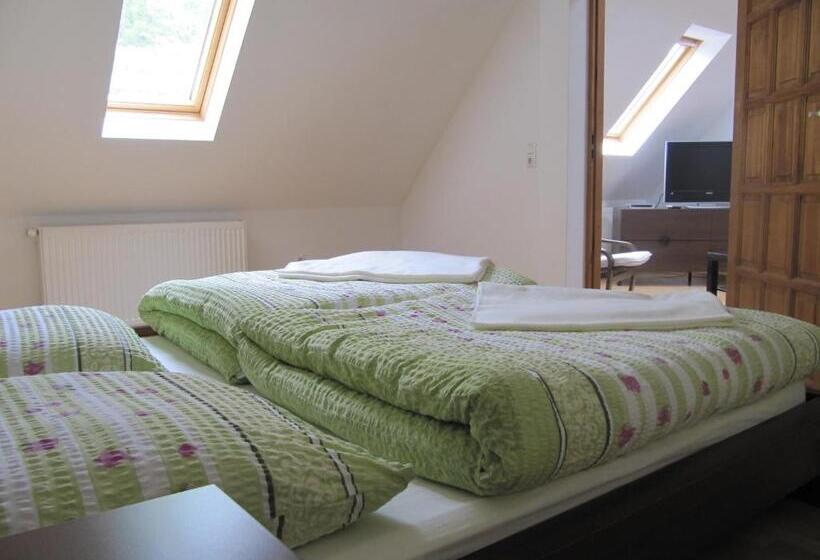 Семейный Номер, Am Bahnhof