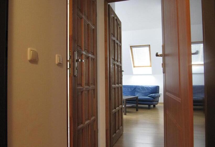 Семейный Номер, Am Bahnhof