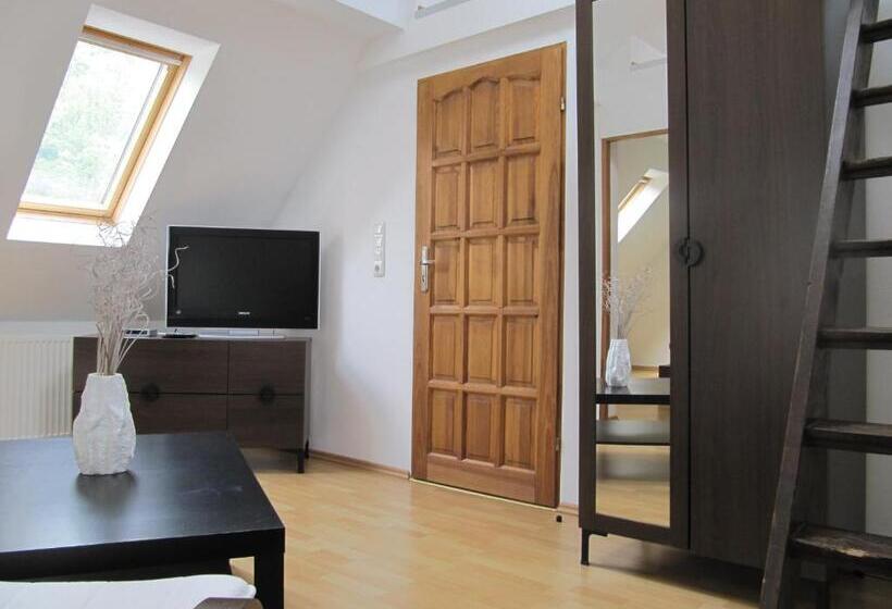 Семейное Студио, Am Bahnhof