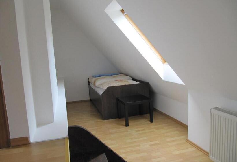 Семейное Студио, Am Bahnhof