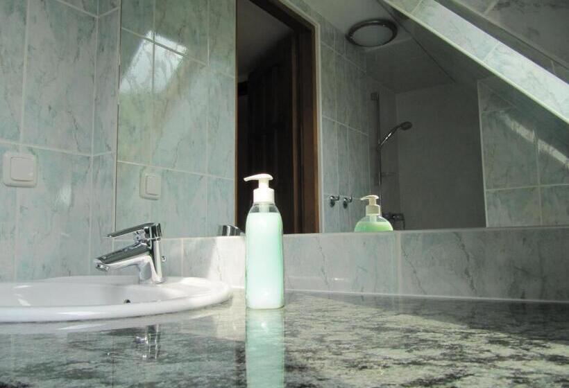 Семейное Студио, Am Bahnhof