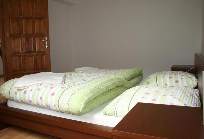 Семейный Номер, Am Bahnhof