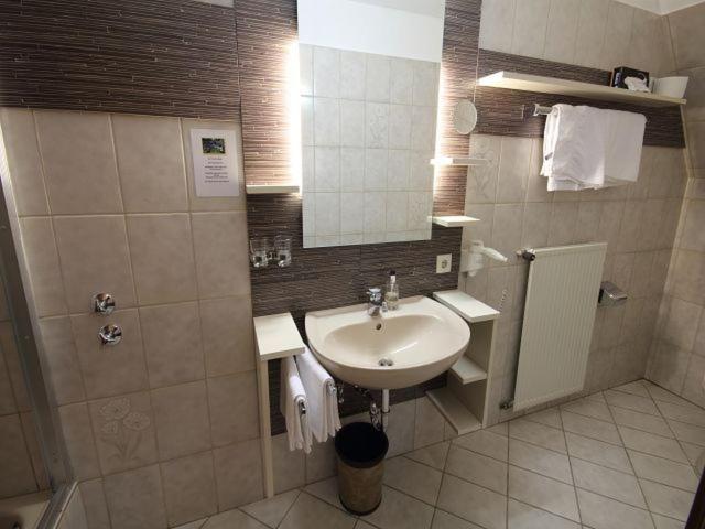 غرفة كومفورت, Bischof