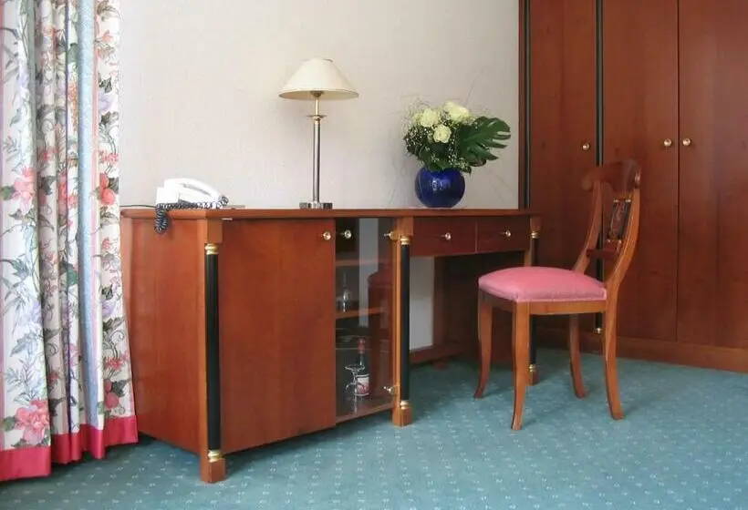 Standard Kolmen Hengen Huone, Garni Aich