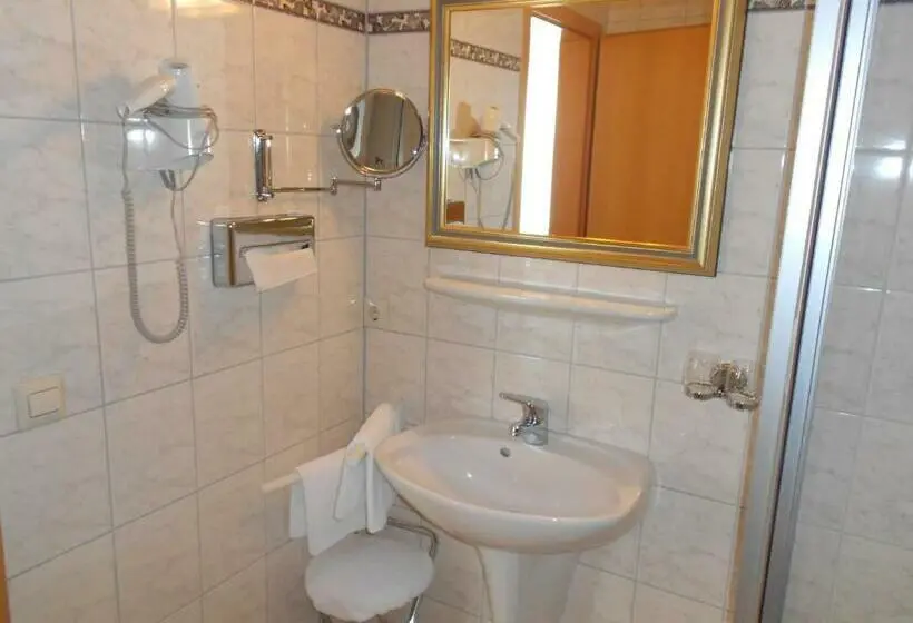 Standard Kolmen Hengen Huone, Garni Aich