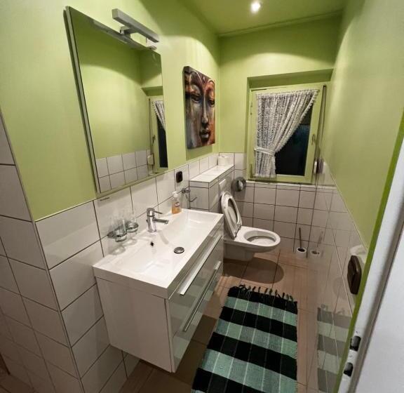 패밀리 룸, Und Restaurant Adler