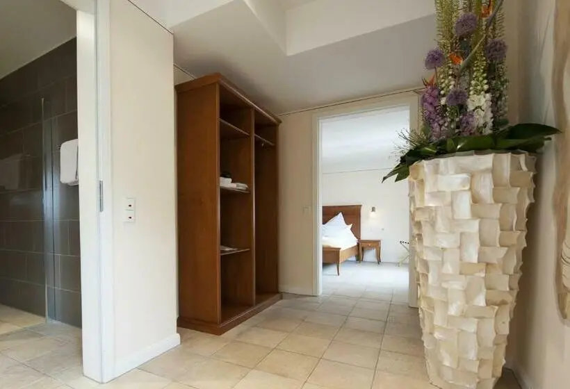 اتاق اجرایی, Xii Apostel Albergo