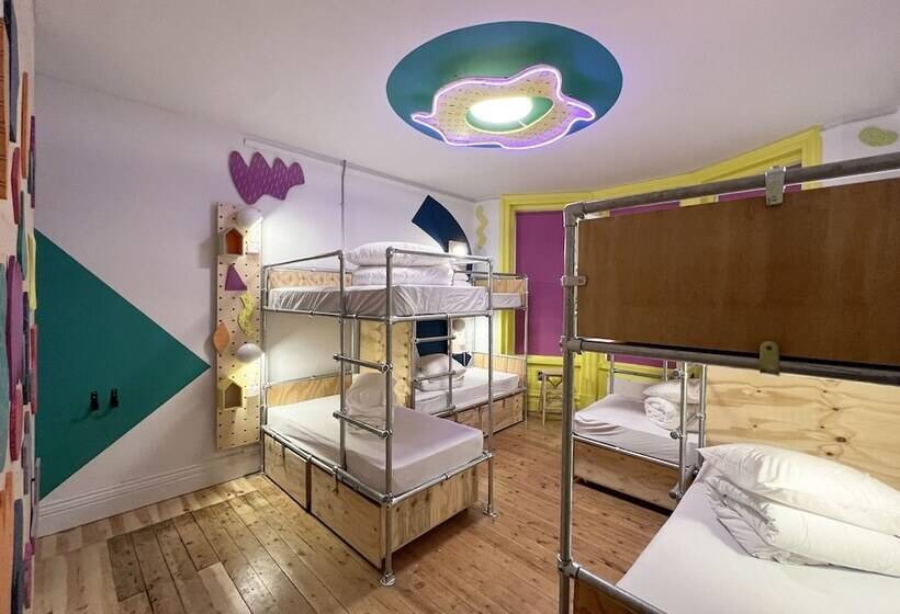 تختخواب در اتاق مشترک, Art Hostel
