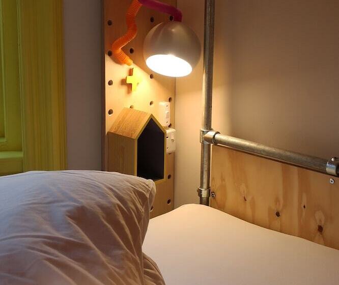 سرير فى غرفة مشتركه, Art Hostel