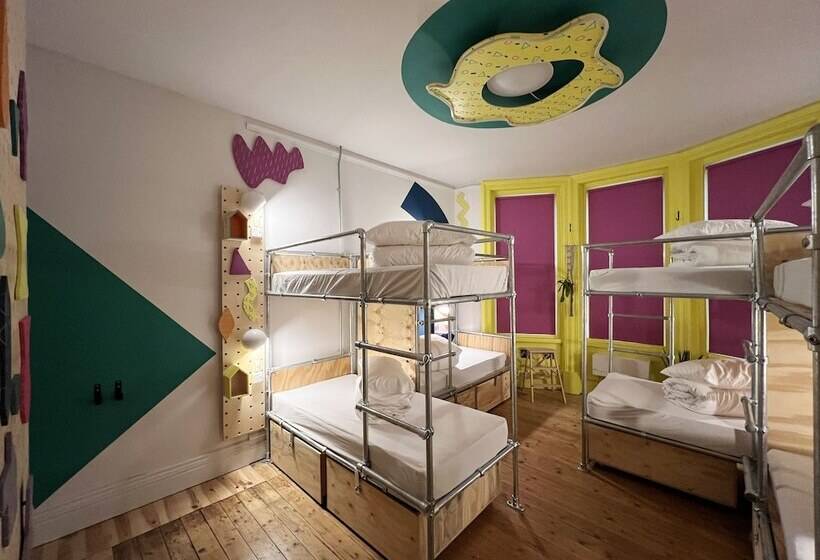 سرير فى غرفة مشتركه, Art Hostel