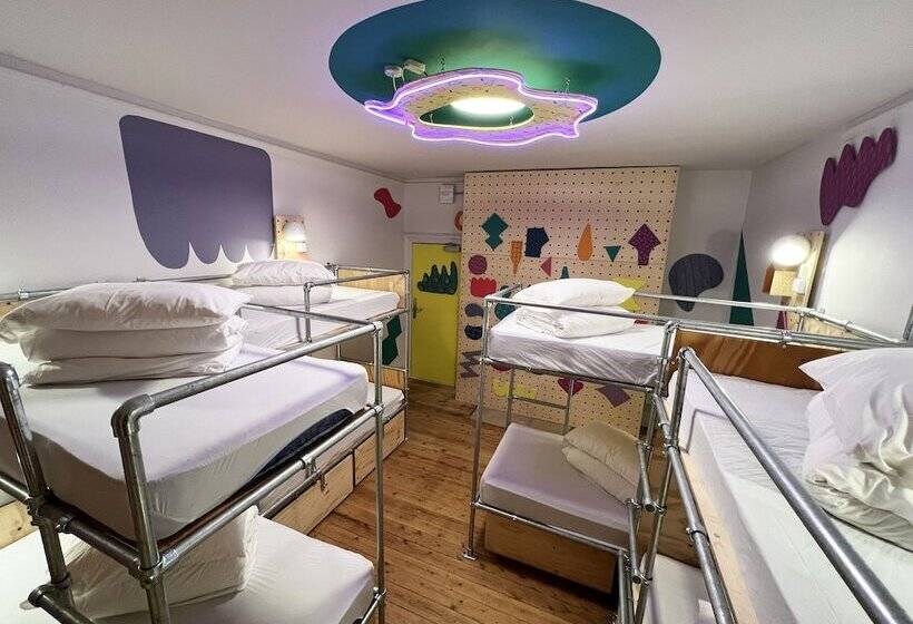 سرير فى غرفة مشتركه, Art Hostel