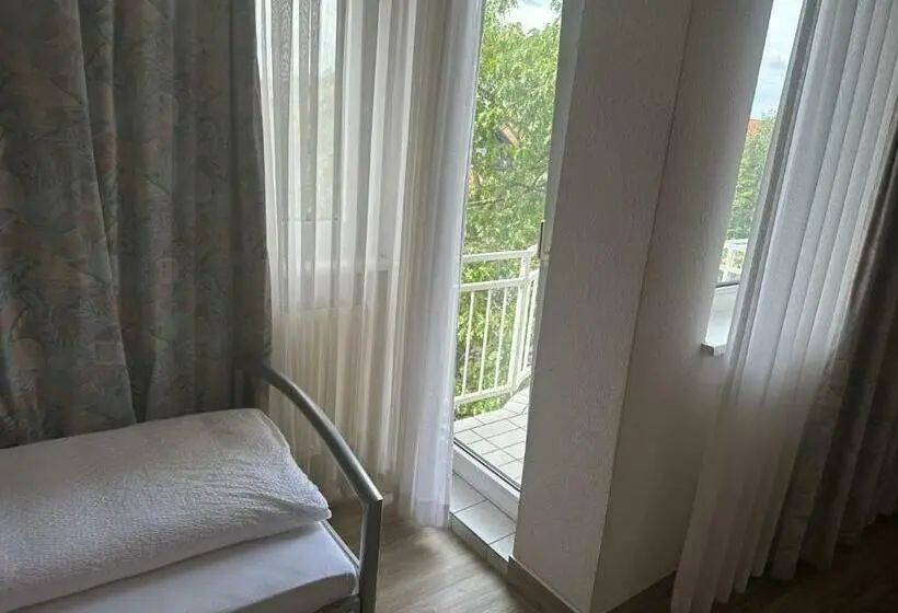 Quarto Triplo Deluxe, Garni Classico