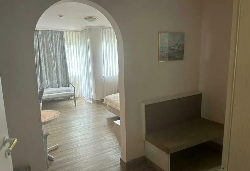 Quarto Triplo Deluxe, Garni Classico