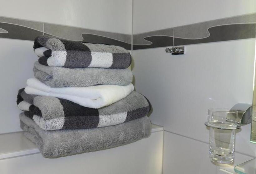 اتاق استاندارد سه نفره, Pension Alfa