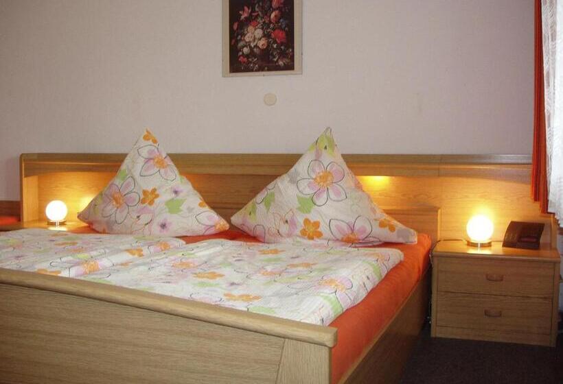 اتاق استاندارد سه نفره, Pension Alfa