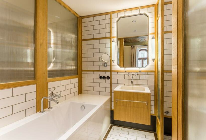 ジュニアスイート, Room Mate Emir