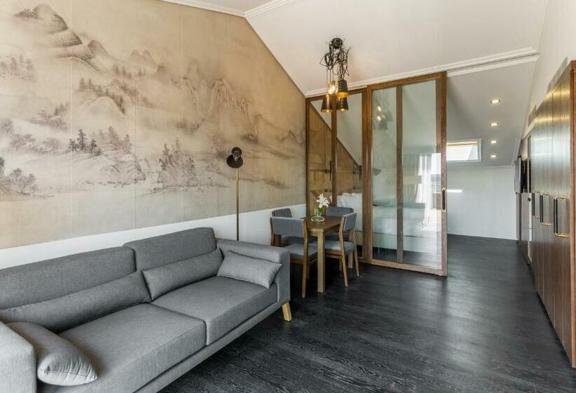 テラス付スイート, Room Mate Emir