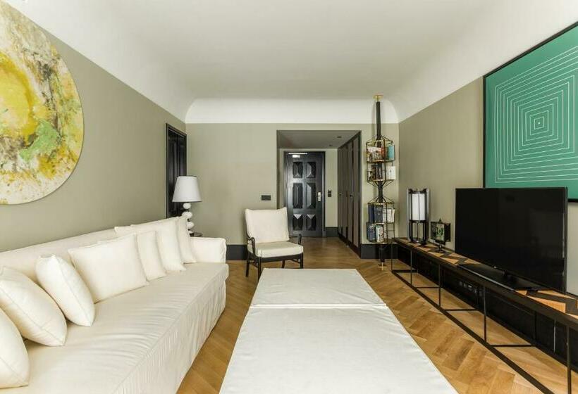 デラックスルーム, Room Mate Emir