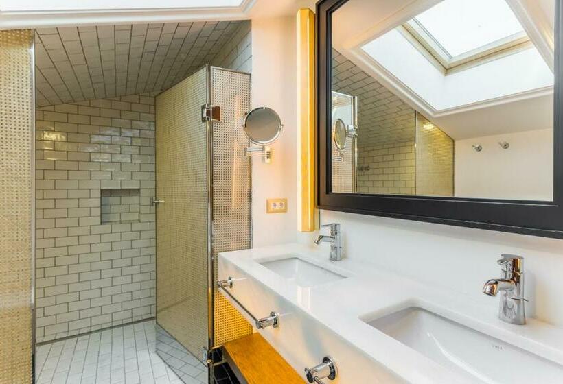 スイート, Room Mate Emir