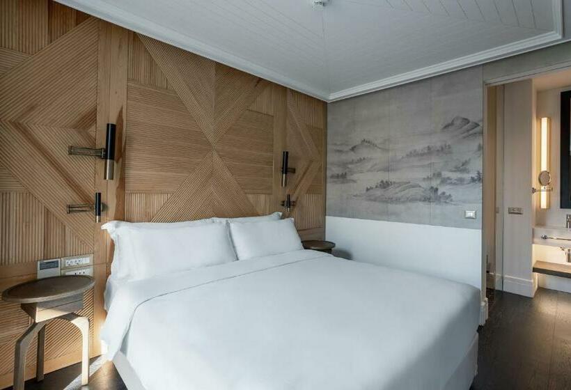 スイート, Room Mate Emir