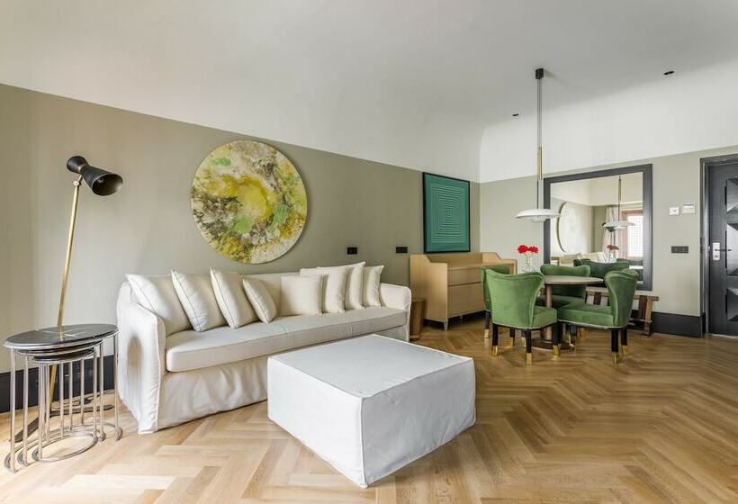 スイート, Room Mate Emir