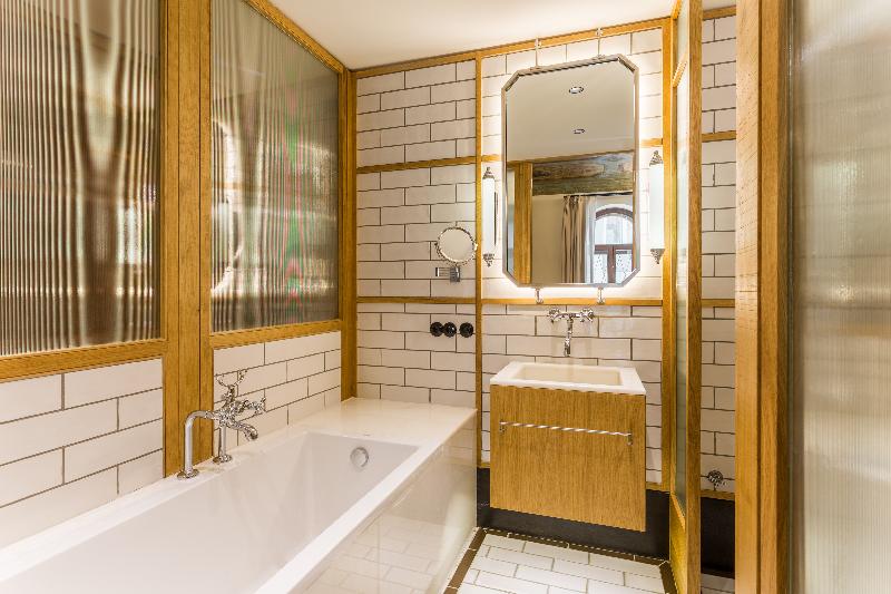 ジュニアスイート, Room Mate Emir