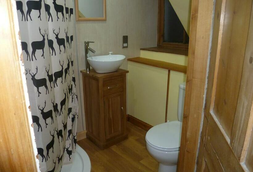 Номер Стандарт, Fraoch Lodge