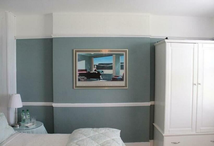Deluxe room with river view, Botleigh Villa
