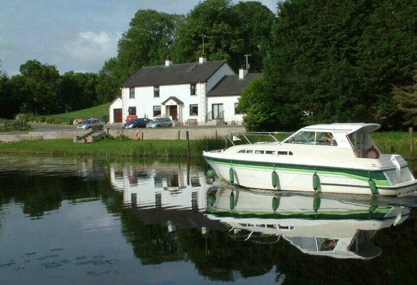 标准三人间, Corrigans Shore House