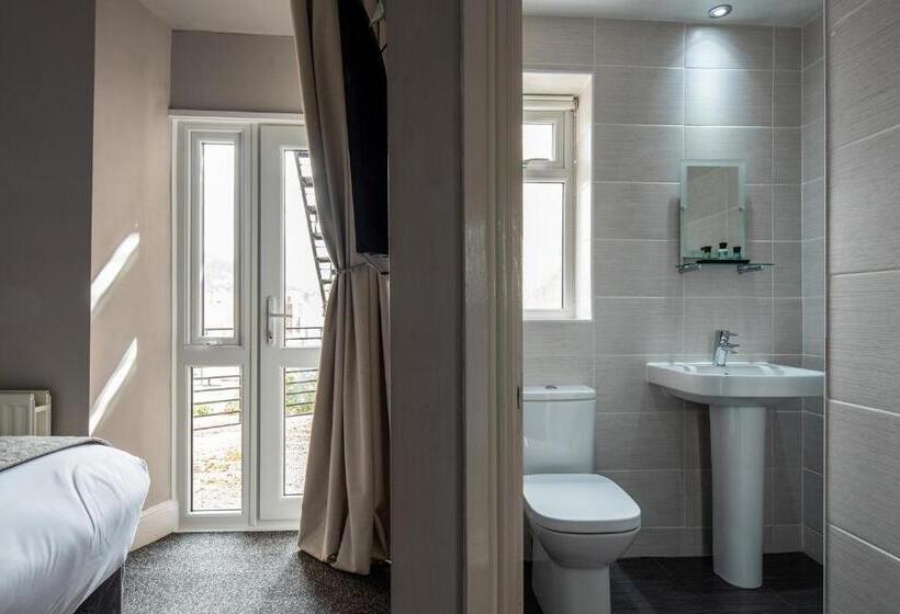 带大床的标准间, Pebble House