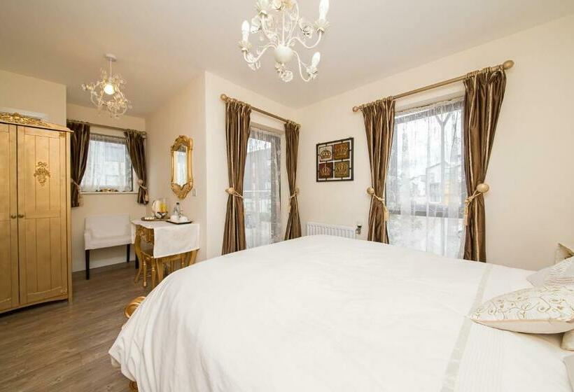 اتاق لوکس با بالکن, Rowan Park Lodge