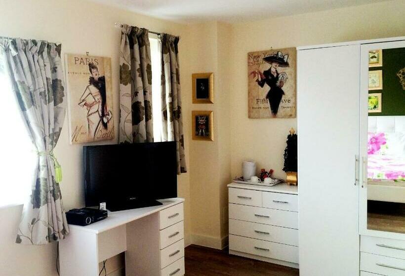 اتاق استاندارد سه نفره, Rowan Park Lodge