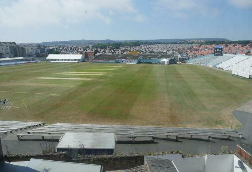 غرفة قياسية ذات إطلالة, The Boundary